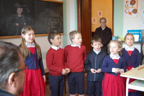 Les enfants lui chantent une chanson